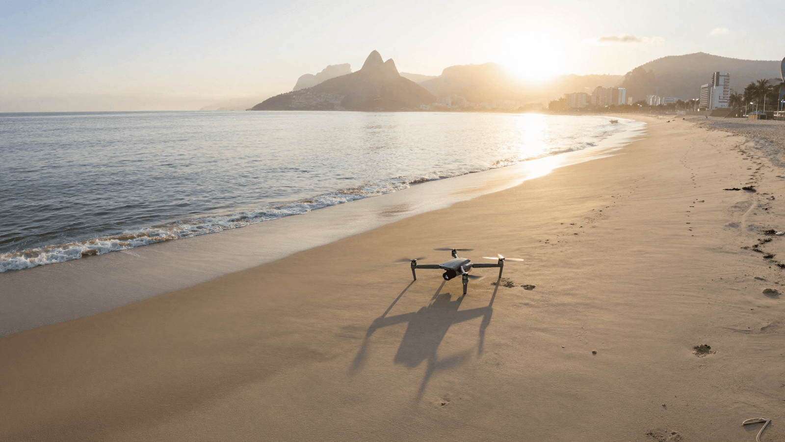 Vista aérea de uma praia do Rio ao amanhecer