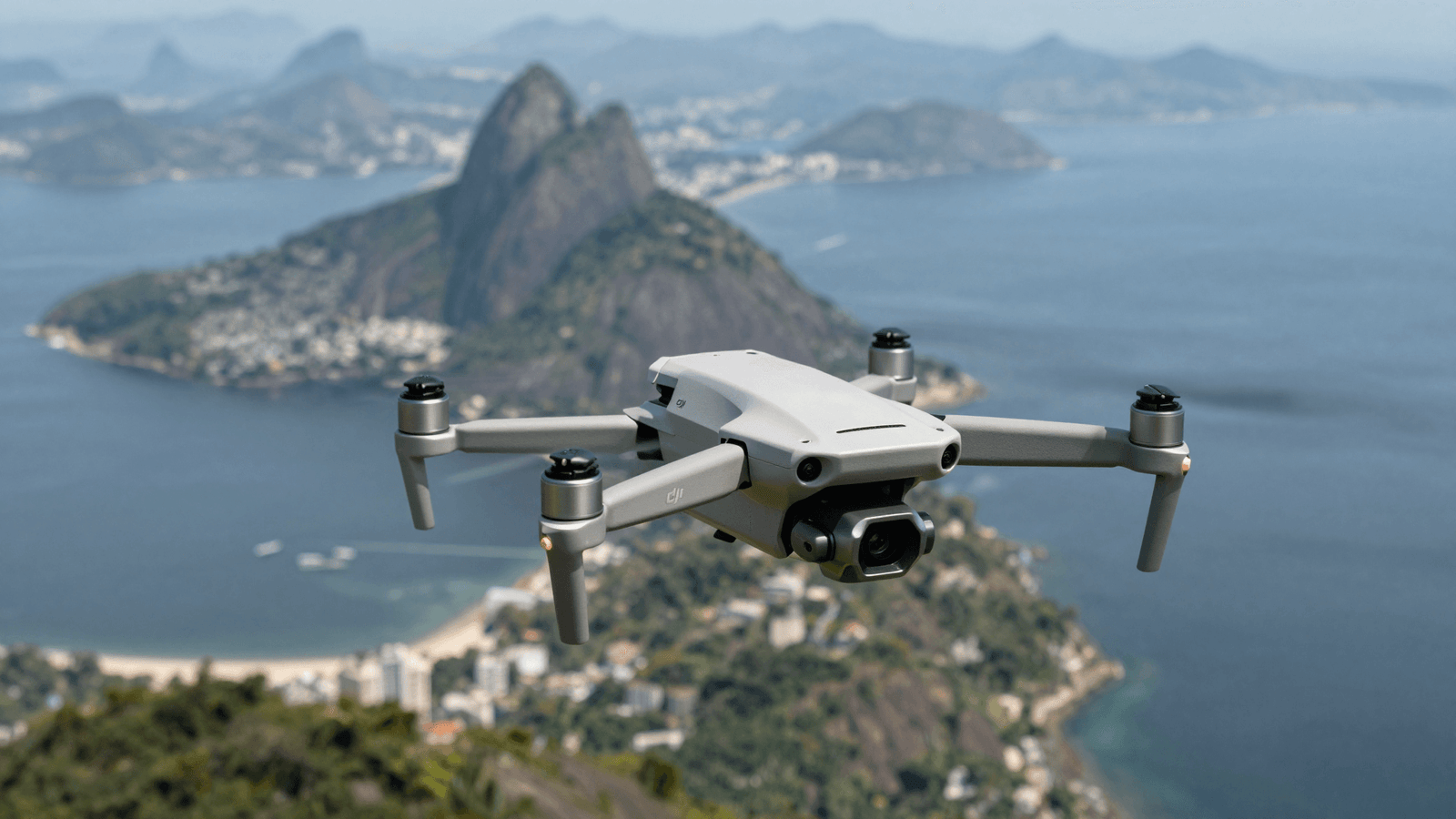 Drone DJI sobrevoando a orla do Rio de Janeiro