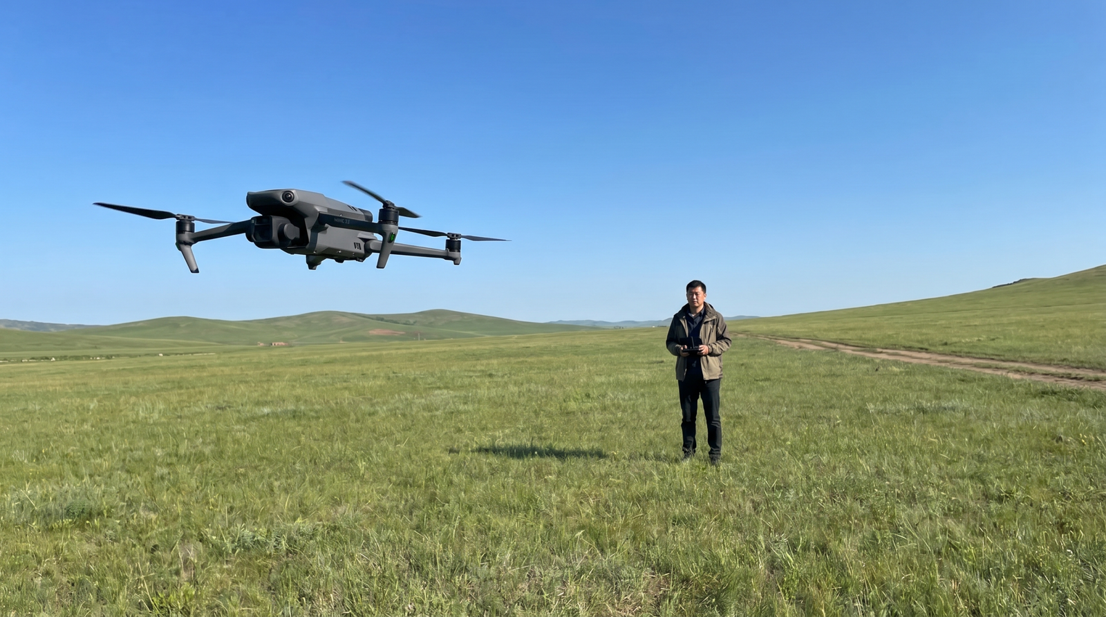 Drone voando ao lado de uma pessoa num campo aberto, com distancia lateral visivel