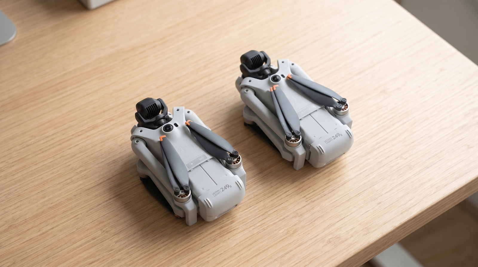 DJI Lito 1 e DJI Lito X1 dobrados lado a lado sobre uma mesa