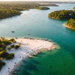 Vista aerea da Ilha do Amor e das aguas do Tapajos em Alter do Chao ao entardecer