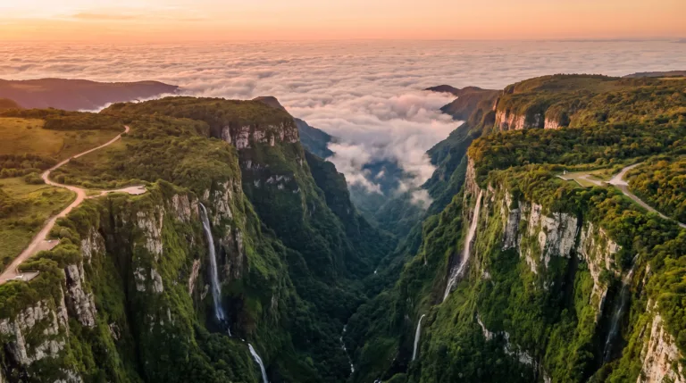 Vista aerea do Canion Itaimbezinho com paredoes verdes e mar de nuvens ao entardecer