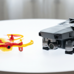 Drone de brinquedo generico ao lado de um drone DJI-style com gimbal, mostrando o contraste
