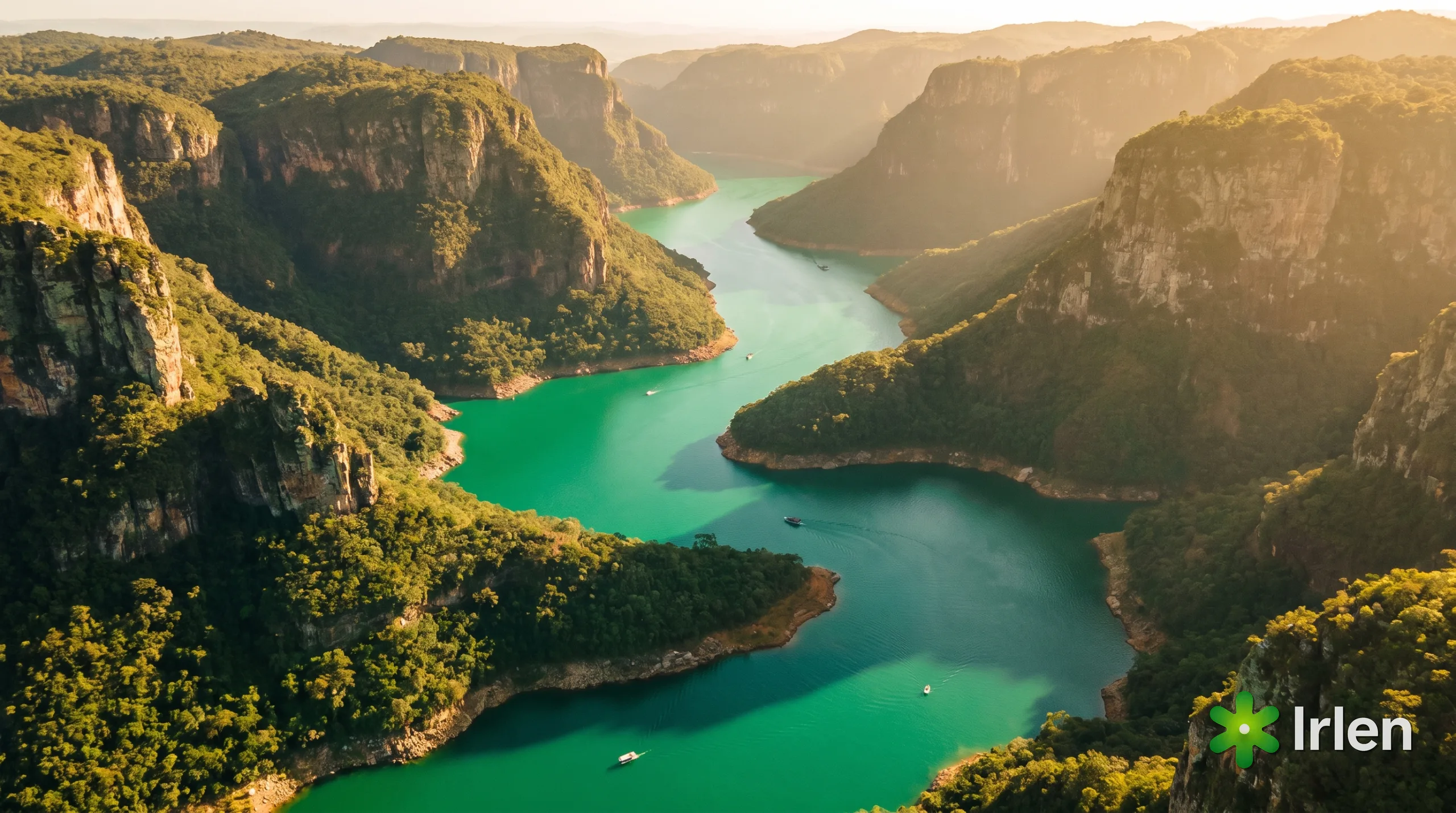 Foto aerea dos canions verdes e da agua azul-turquesa do Lago de Furnas em Capitolio