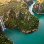 Vista aerea dos canions verdes e da agua azul-turquesa do Lago de Furnas em Capitolio