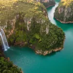Vista aerea dos canions verdes e da agua azul-turquesa do Lago de Furnas em Capitolio
