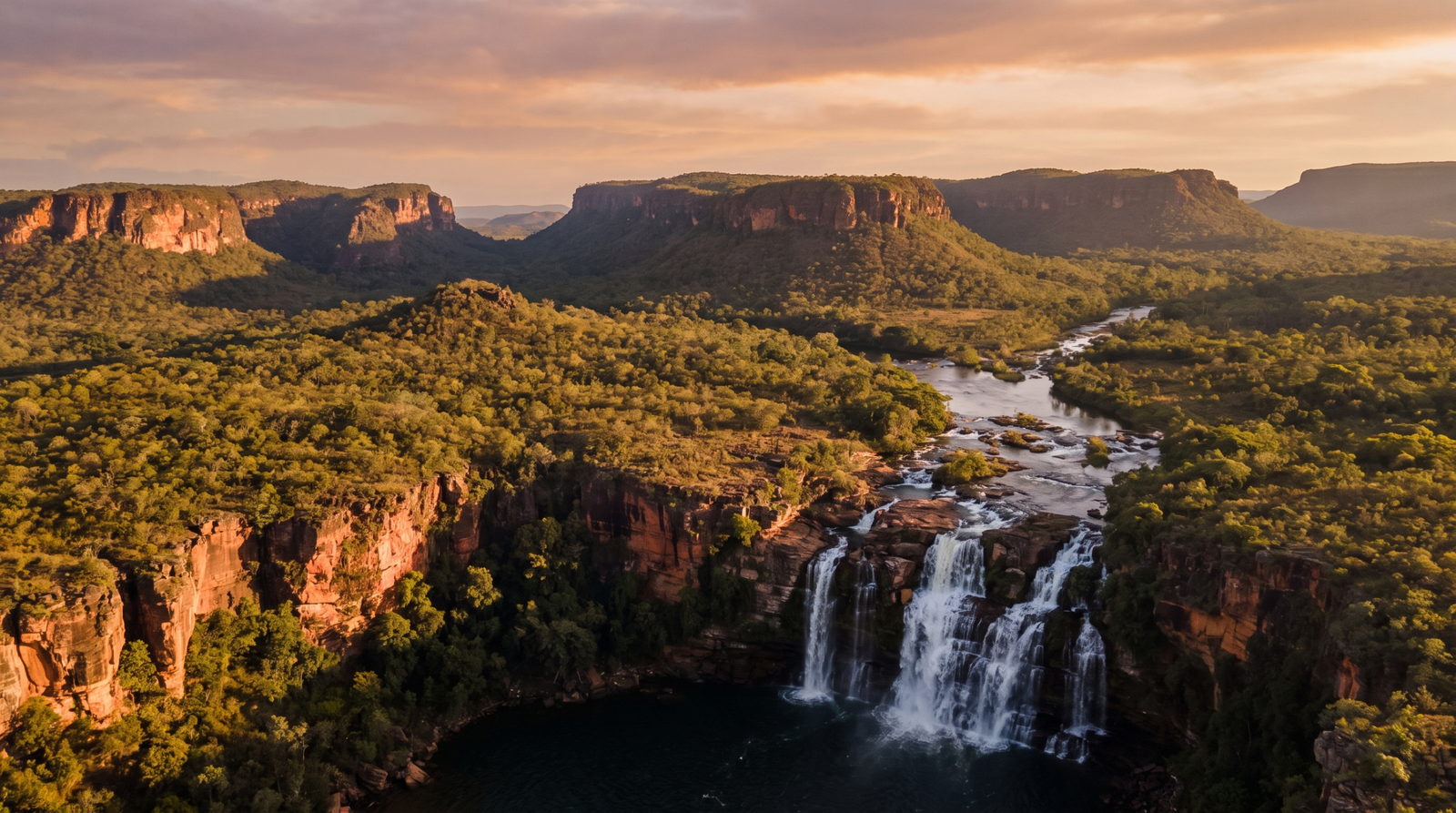 Foto aerea das mesas, paredoes e cachoeiras da Chapada das Mesas ao entardecer