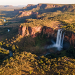 Vista aerea das mesas, paredoes e cachoeiras da Chapada das Mesas ao entardecer