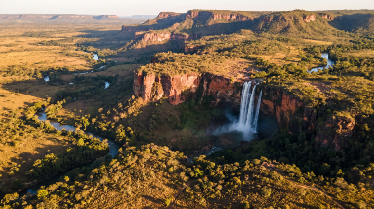 Vista aerea das mesas, paredoes e cachoeiras da Chapada das Mesas ao entardecer