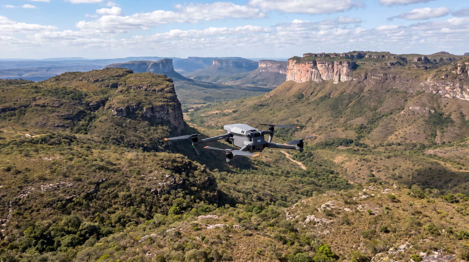 Drone DJI-style voando sobre as serras abertas da Chapada Diamantina fora do parque