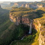 Vista aerea dos tepuis e canions verdes da Chapada Diamantina ao entardecer