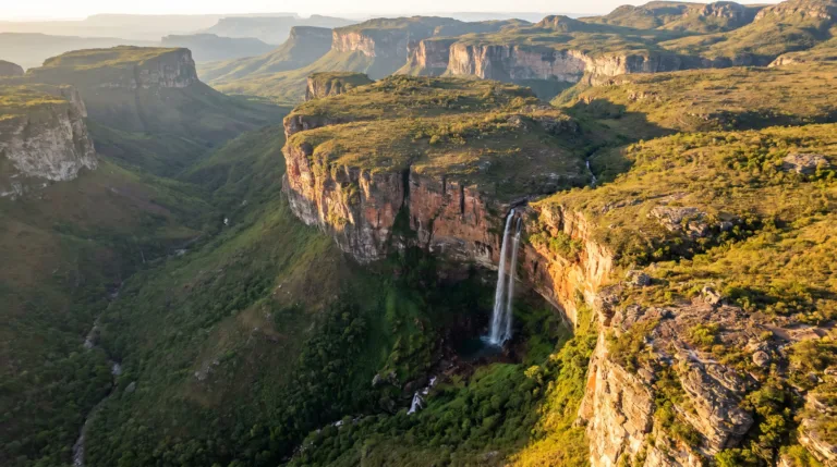Vista aerea dos tepuis e canions verdes da Chapada Diamantina ao entardecer