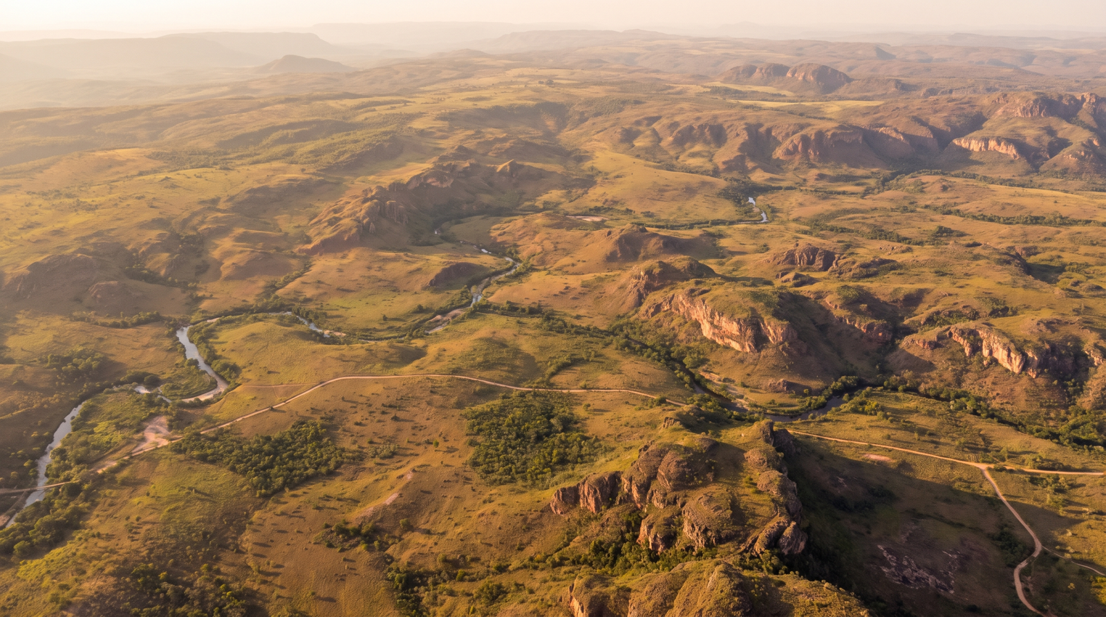 Foto aerea do cerrado e das chapadas da Chapada dos Veadeiros ao entardecer