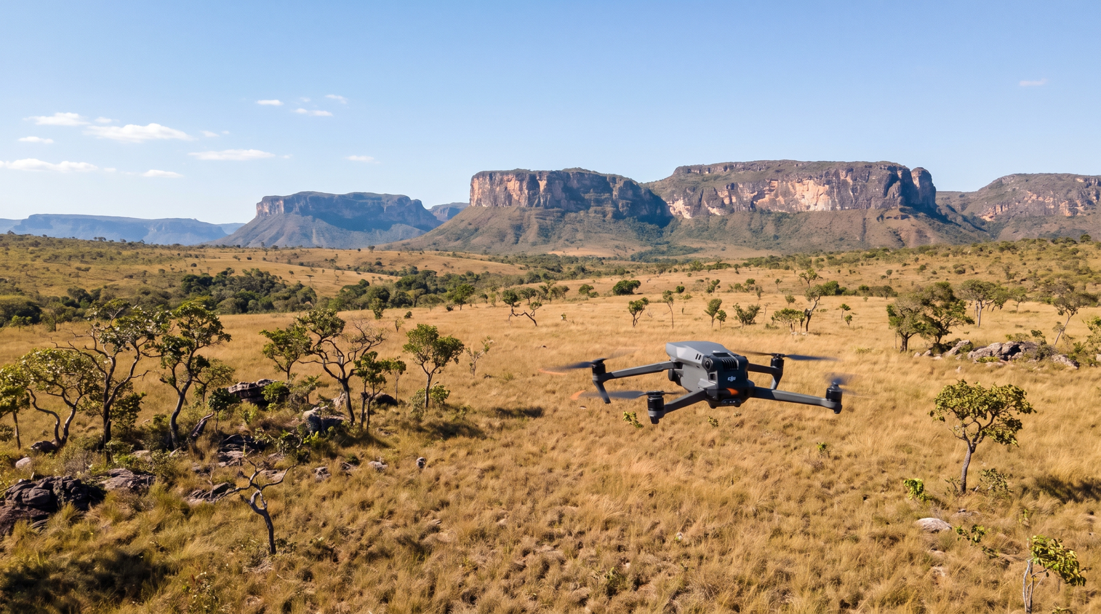 Drone DJI-style voando sobre o cerrado aberto da Chapada dos Veadeiros fora do parque