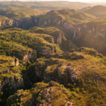 Vista aerea do cerrado e das chapadas da Chapada dos Veadeiros ao entardecer