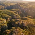Vista aerea do cerrado e das chapadas da Chapada dos Veadeiros ao entardecer