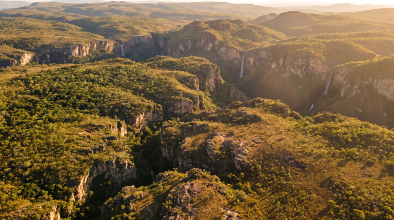 Vista aerea do cerrado e das chapadas da Chapada dos Veadeiros ao entardecer