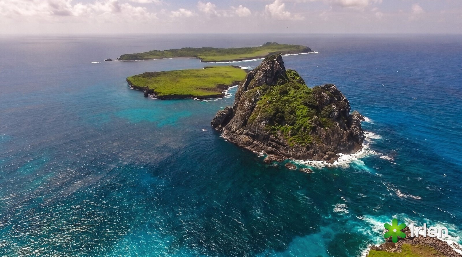 Vista aérea do mar turquesa de Fernando de Noronha