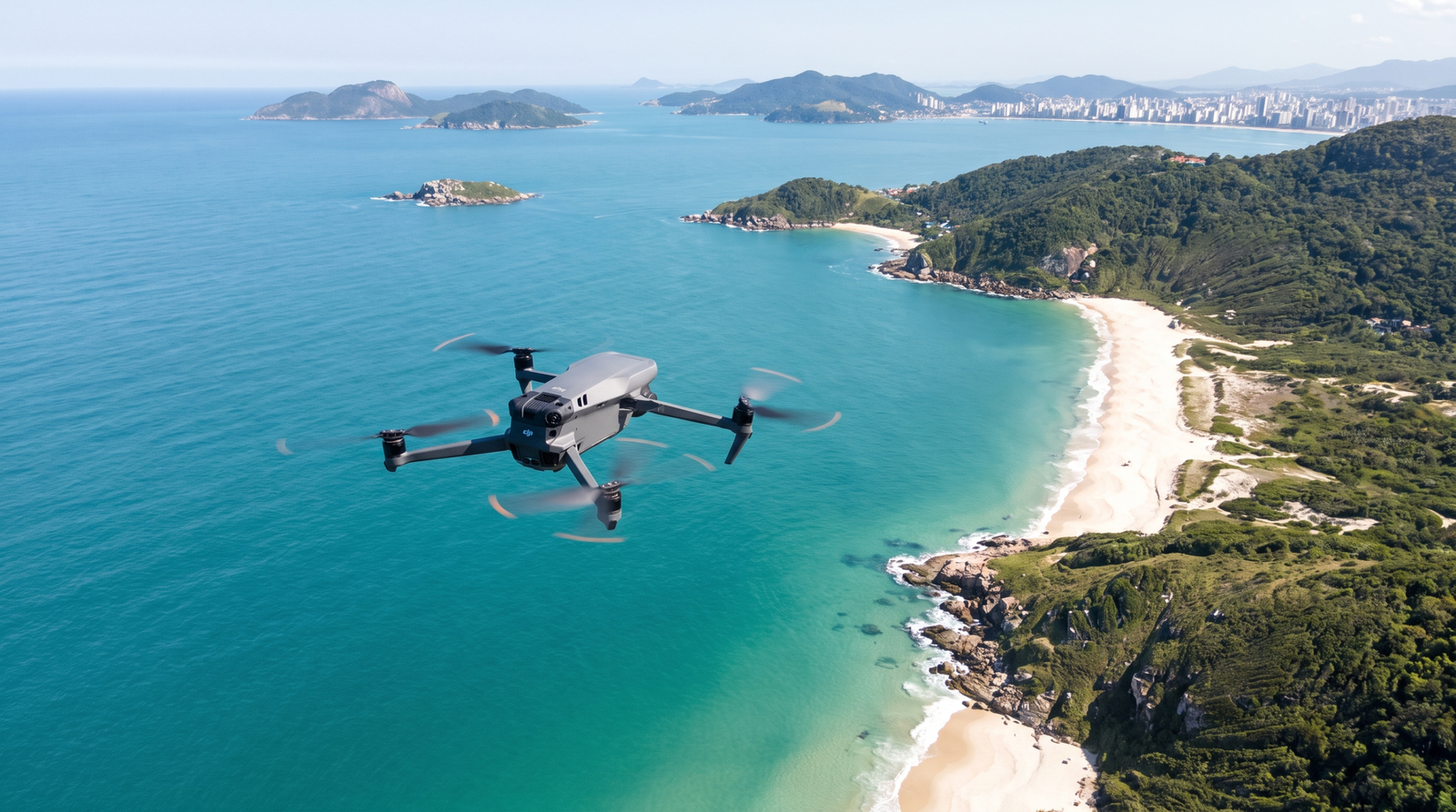 Drone DJI-style voando alto sobre o litoral de Florianopolis, longe de pessoas
