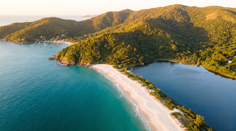 Vista aerea do litoral de Florianopolis com praia e mar turquesa ao entardecer