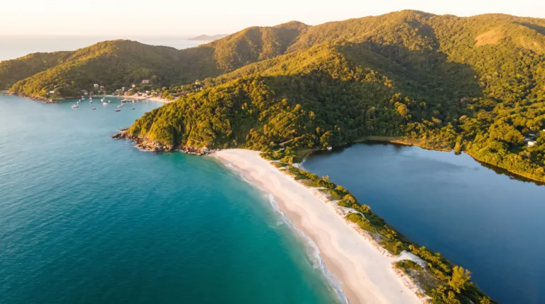 Vista aerea do litoral de Florianopolis com praia e mar turquesa ao entardecer