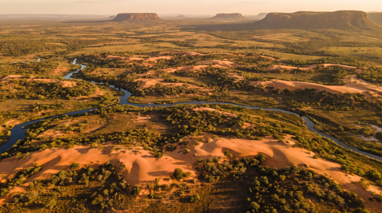 Vista aerea das dunas alaranjadas e do cerrado do Jalapao ao entardecer