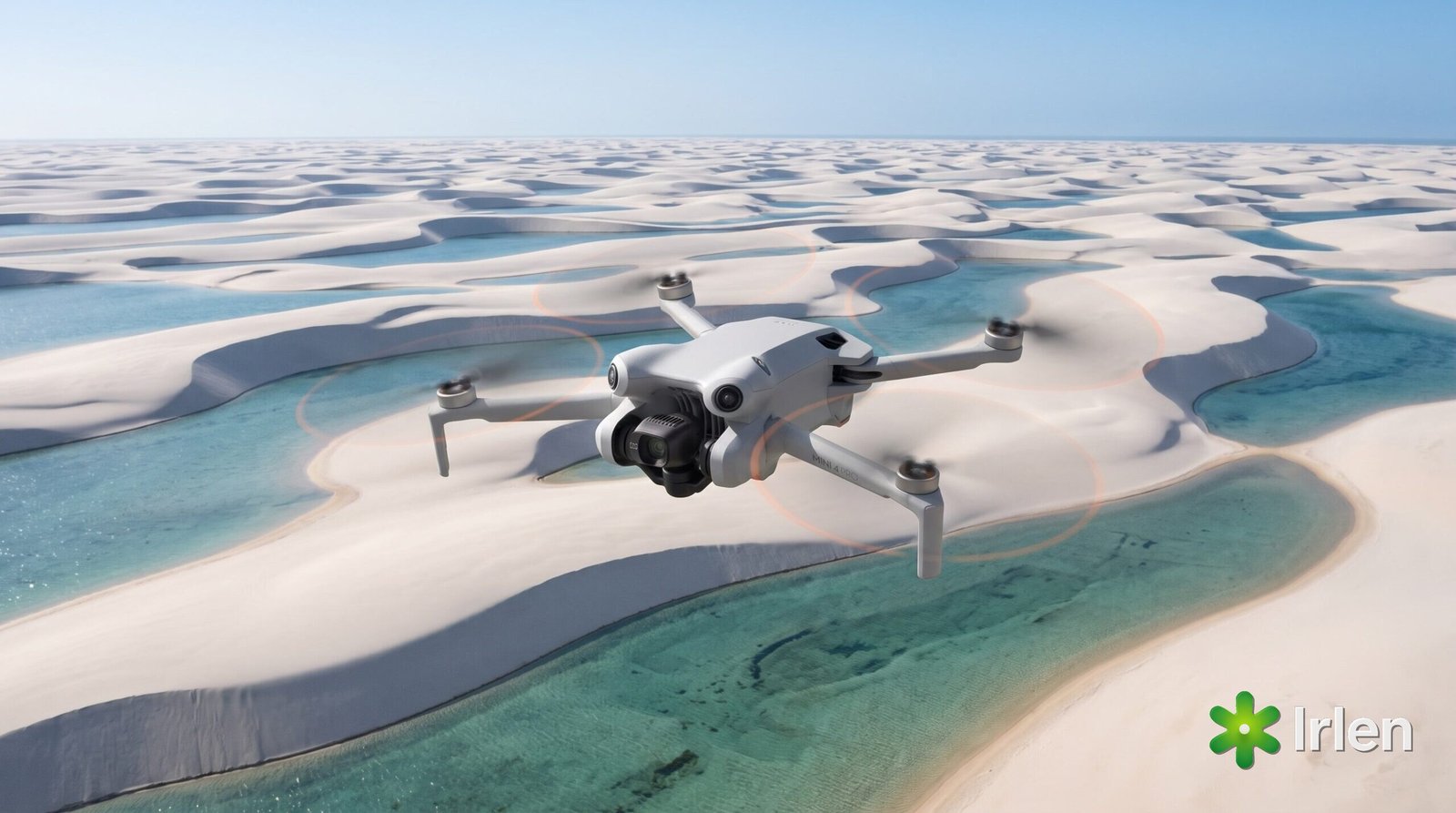 Drone DJI Mini 4 Pro sobrevoando as lagoas dos Lençóis Maranhenses