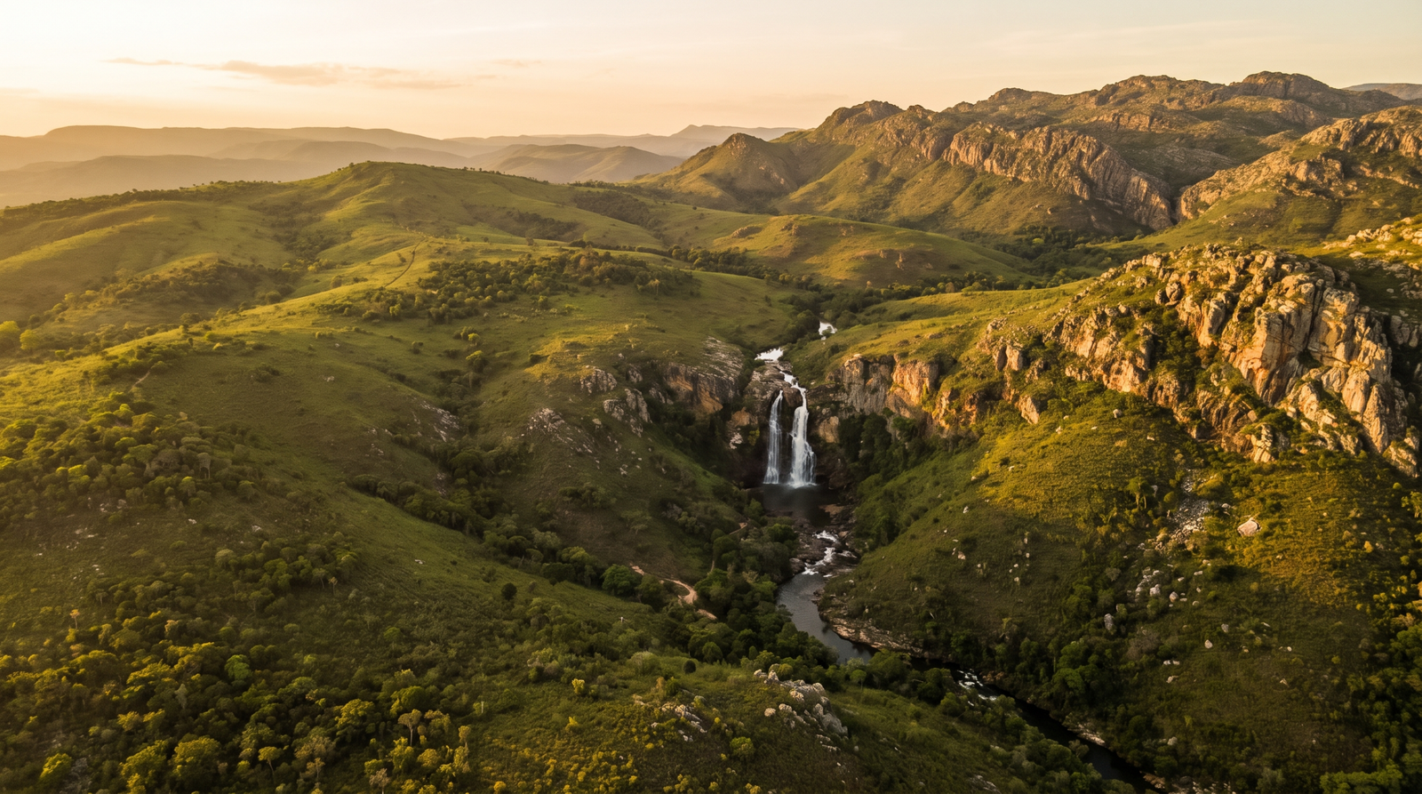 Foto aerea das serras verdes, cachoeira e cerrado da Serra do Cipo ao entardecer