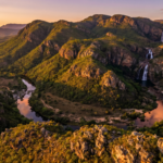 Vista aerea das serras verdes, cachoeiras e cerrado da Serra do Cipo ao entardecer
