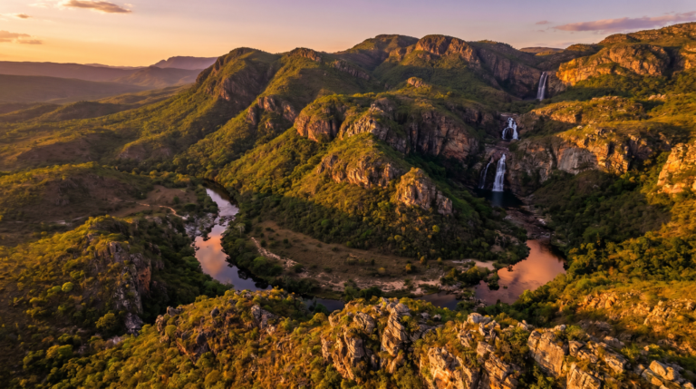 Vista aerea das serras verdes, cachoeiras e cerrado da Serra do Cipo ao entardecer