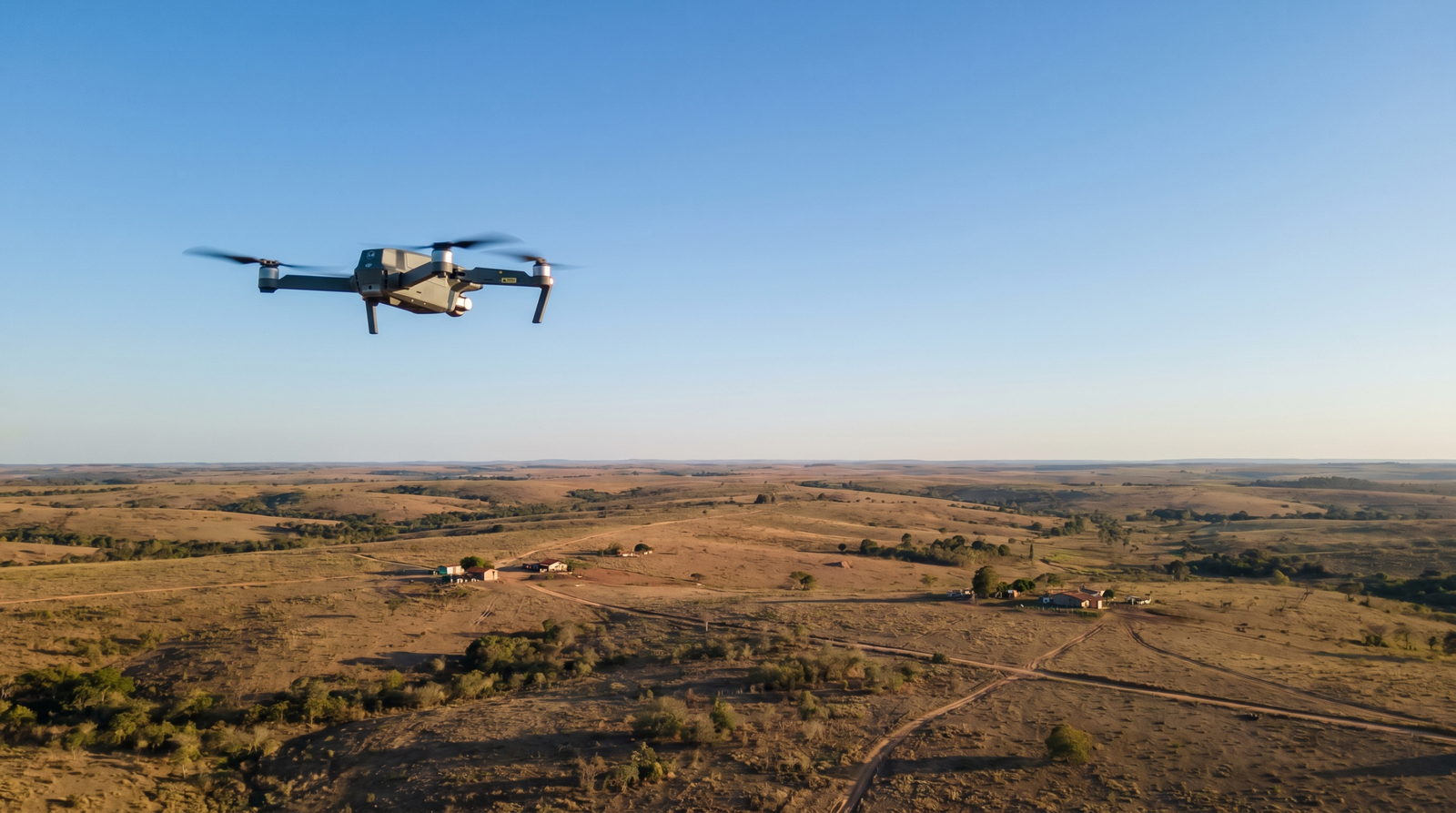 Drone voando sobre area rural aberta, longe de aeroportos, em espaco aereo livre