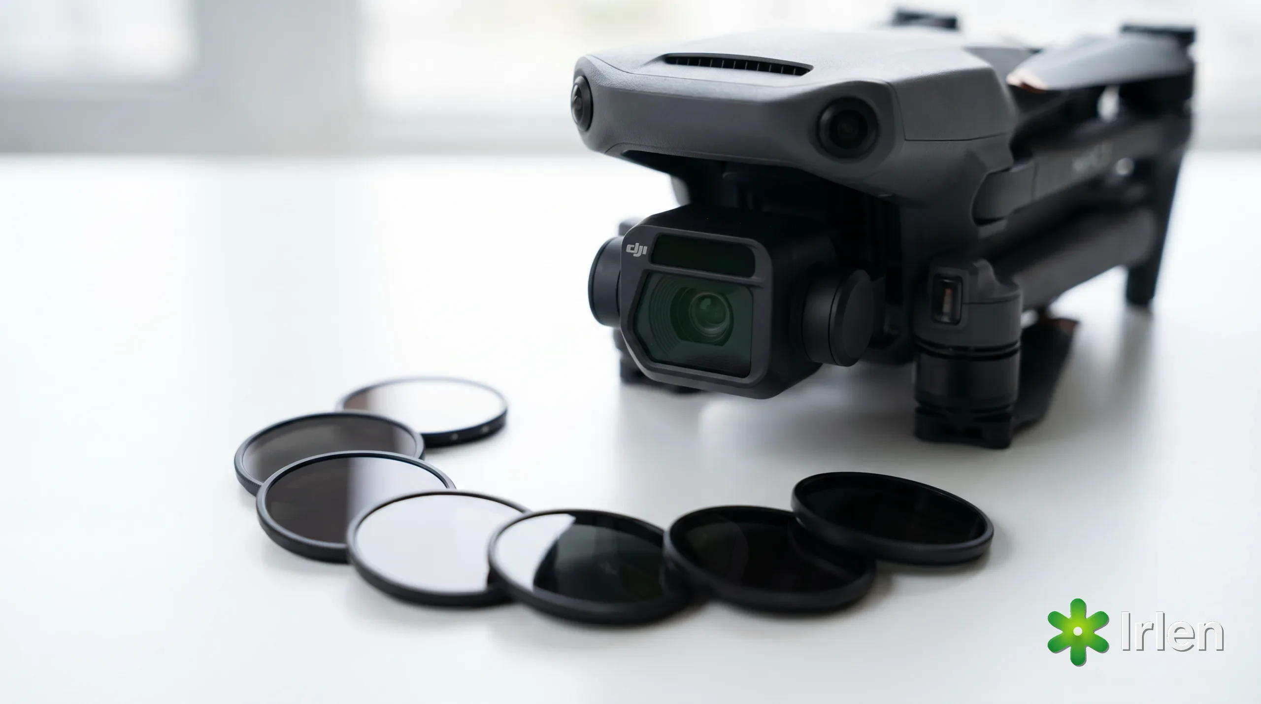 Jogo de filtros ND ao lado de um drone DJI-style com a camera do gimbal em foco sobre a mesa