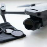 Jogo de filtros ND ao lado de um drone DJI-style com a camera do gimbal em foco