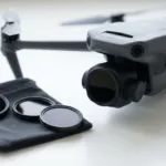 Jogo de filtros ND ao lado de um drone DJI-style com a camera do gimbal em foco