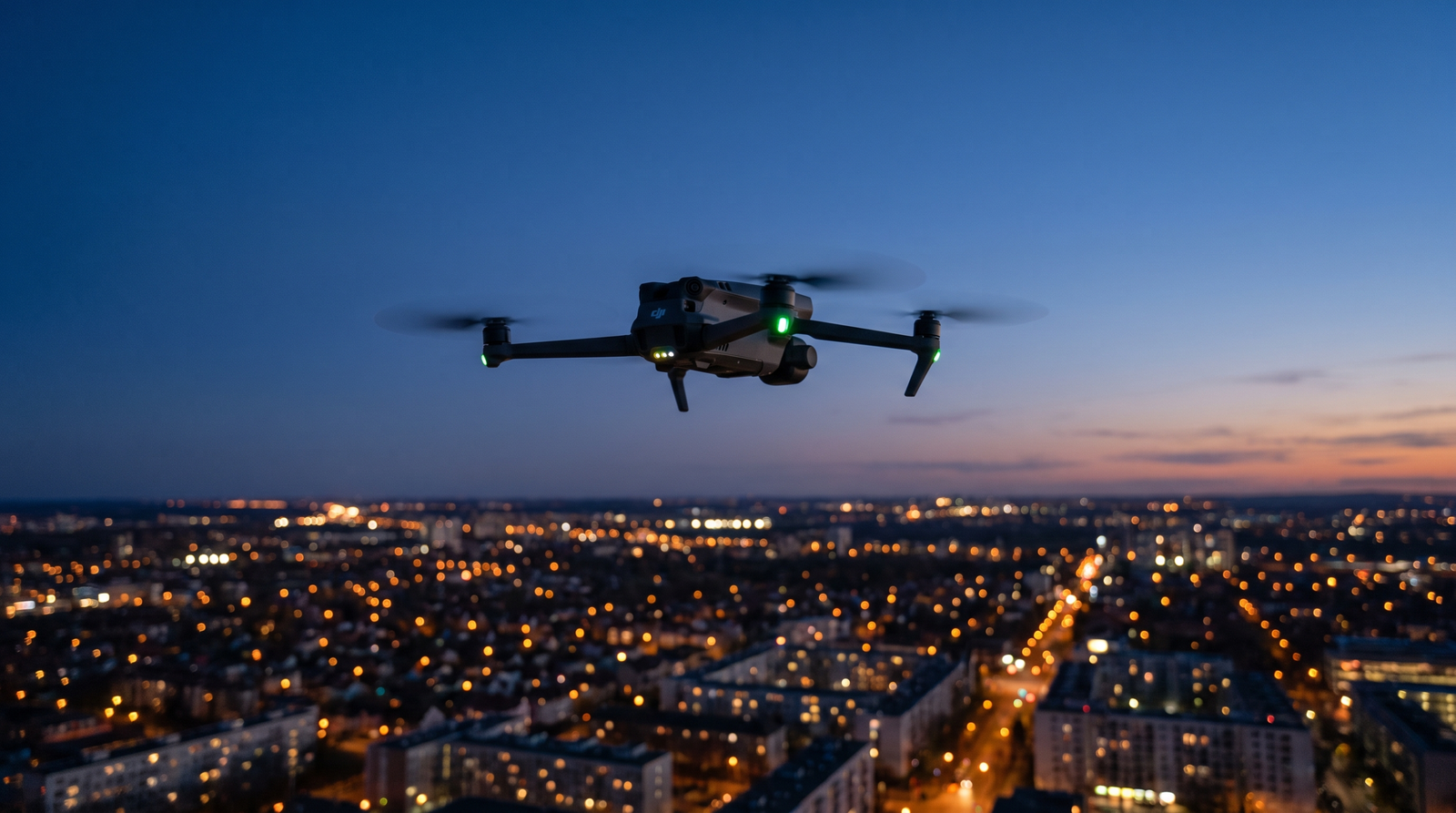 Drone DJI-style pairando estavel ao entardecer sobre uma cidade acendendo as luzes na blue hour