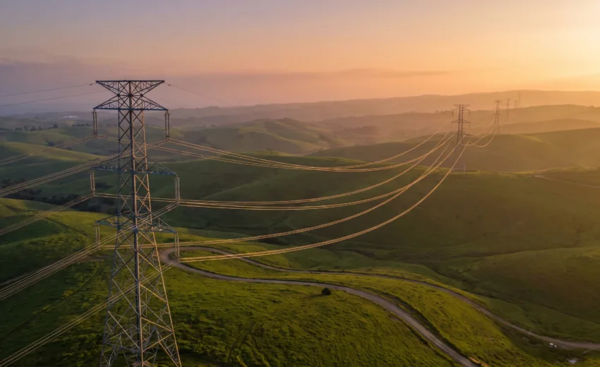 Inspeção de linhas de transmissão de energia com drone: o guia B2B (2026)