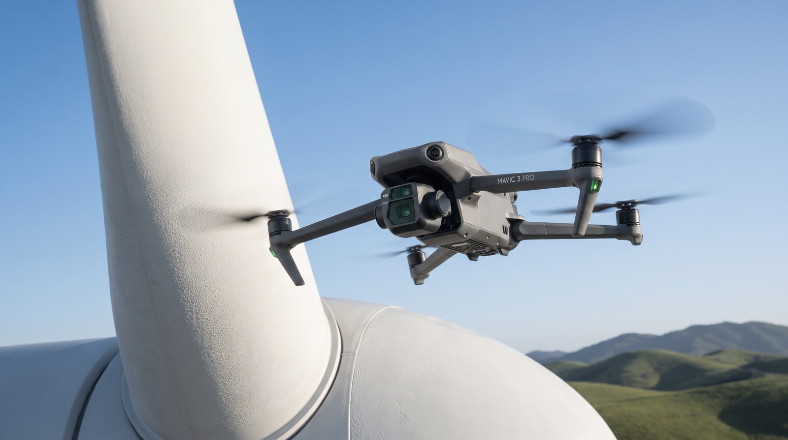 Drone DJI-style profissional voando proximo a uma pa de turbina eolica para inspecao