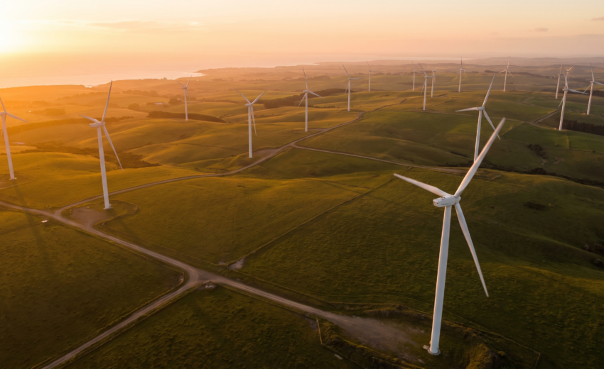 Inspeção de pás de turbina eólica com drone: o guia B2B (2026)