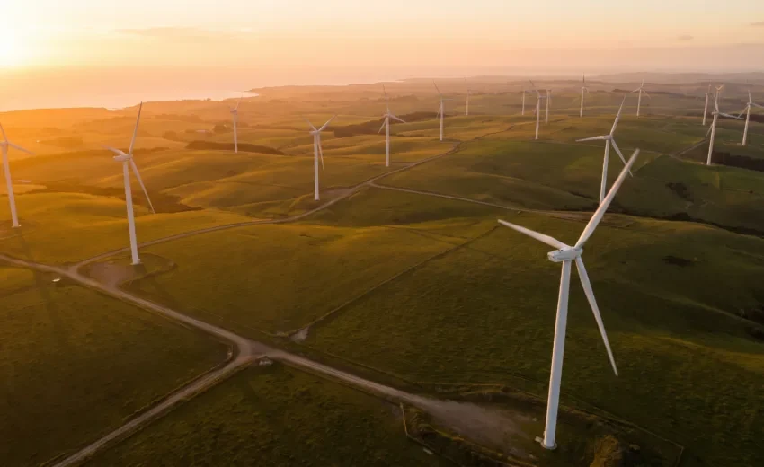 Inspeção de pás de turbina eólica com drone: o guia B2B (2026)