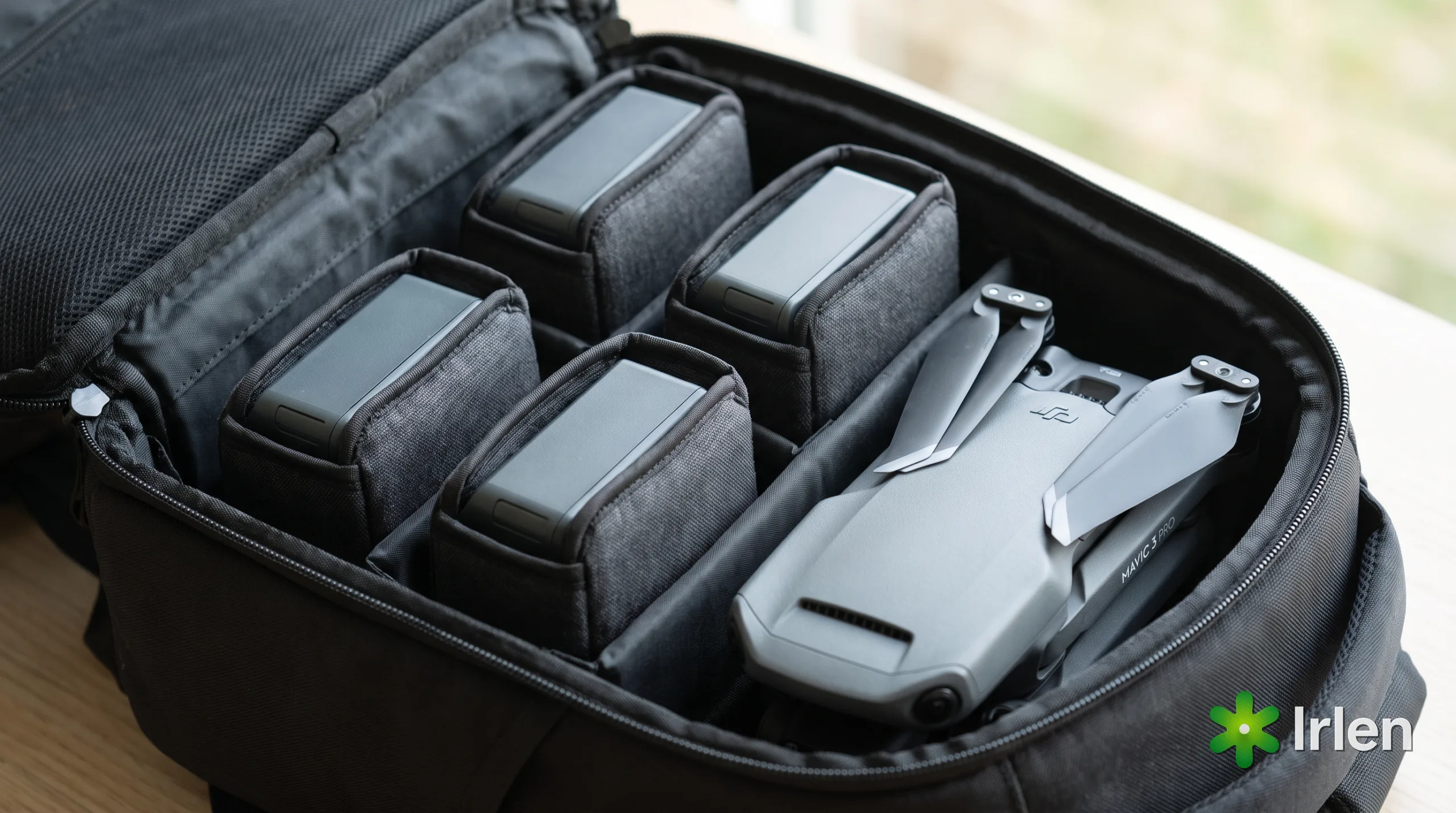 Baterias de drone protegidas em sacos individuais dentro de uma mochila de viagem com o drone ao lado