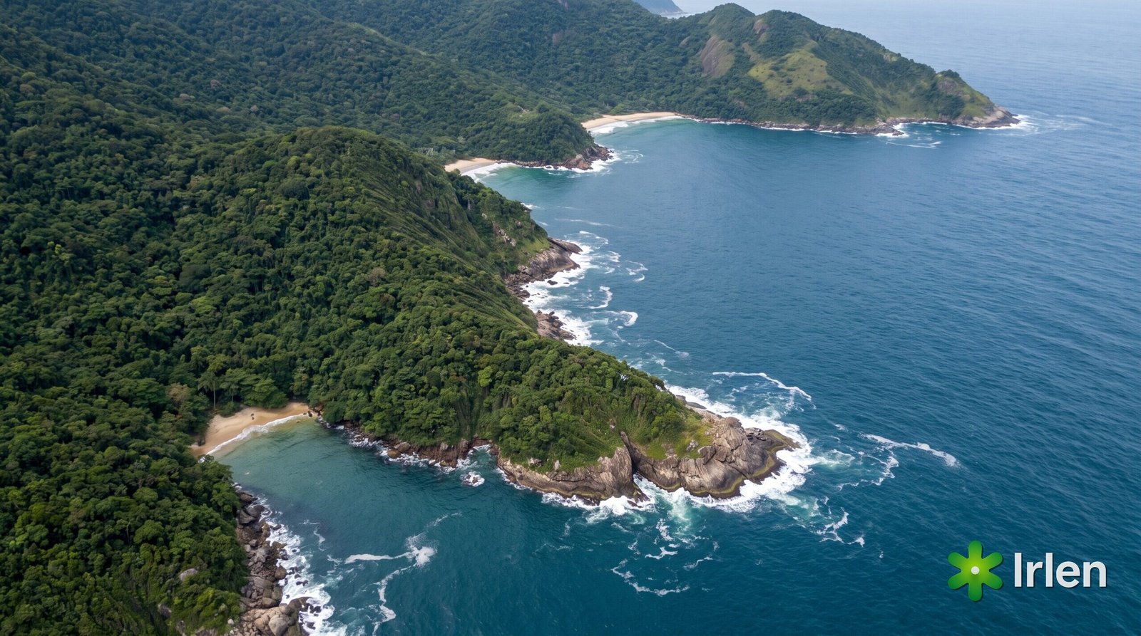 Vista aérea do litoral montanhoso do Sudeste