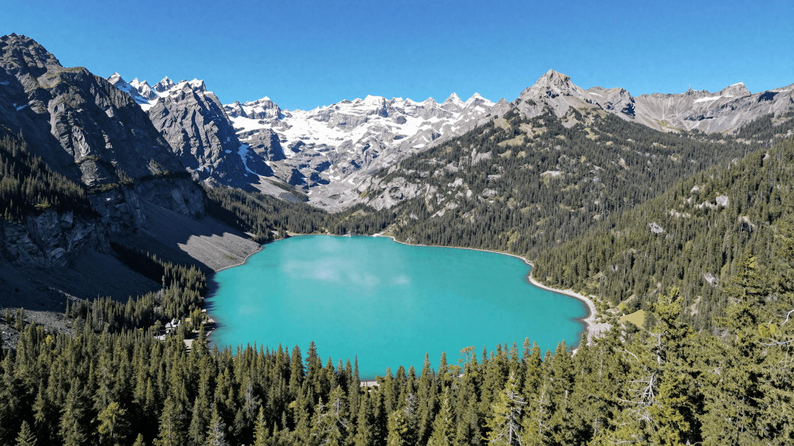 Drone sobrevoando a paisagem dos Andes com lago glacial, viagem com drone na América do Sul