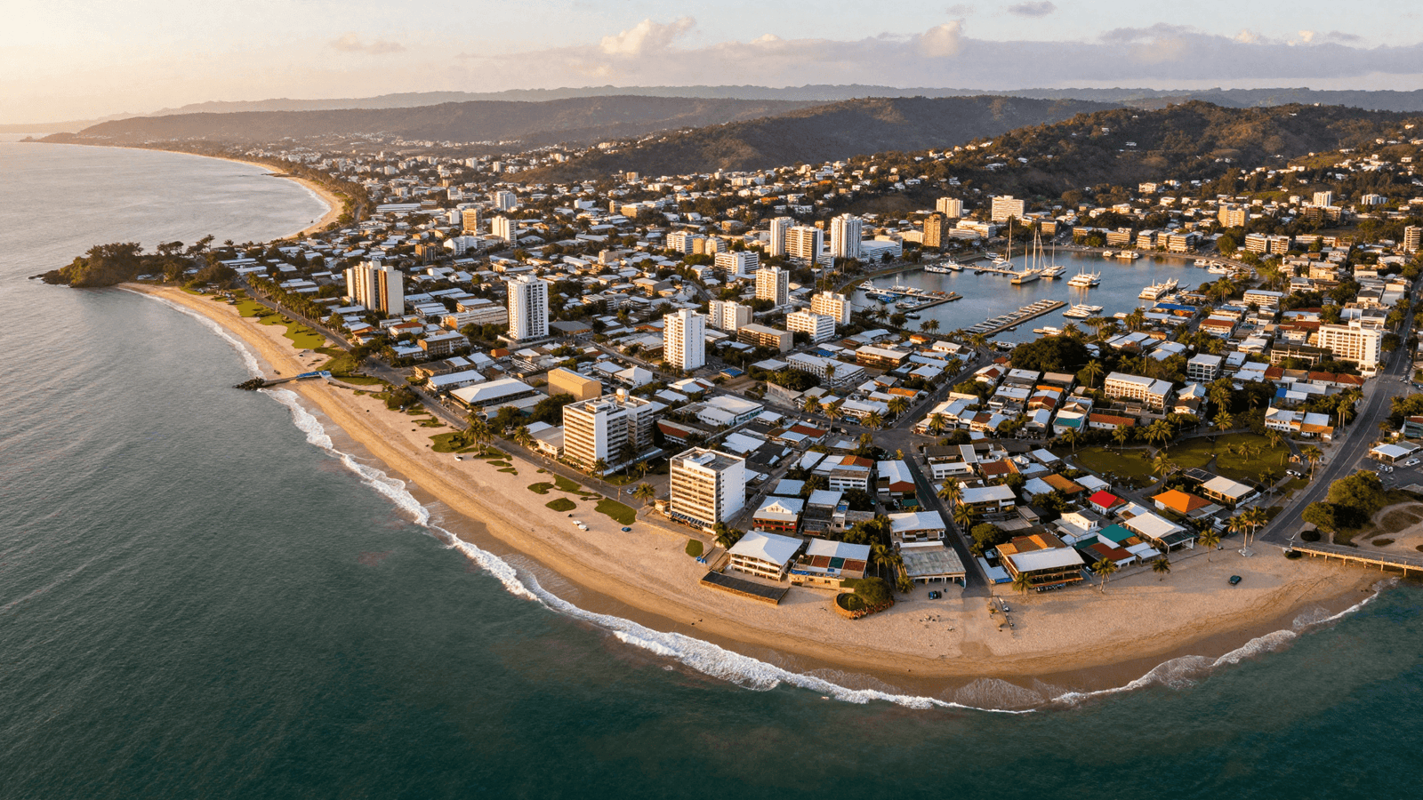 Drone sobre uma cidade litorânea sul-americana ao entardecer