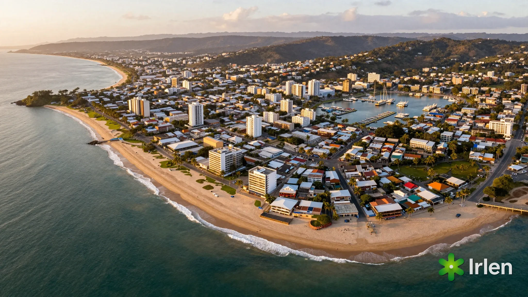 Drone sobre uma cidade litorânea sul-americana ao entardecer