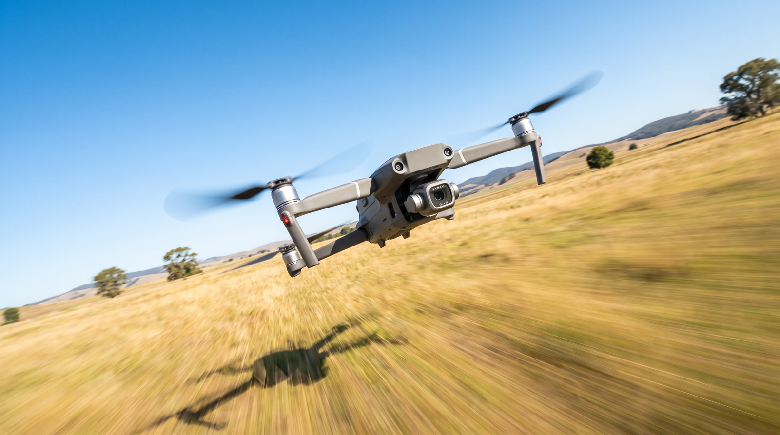 Drone DJI-style em voo rapido e dinamico sobre um campo aberto em dia claro