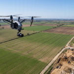 Drone profissional de mapeamento sobrevoando area aberta em grade para gerar o ortomosaico