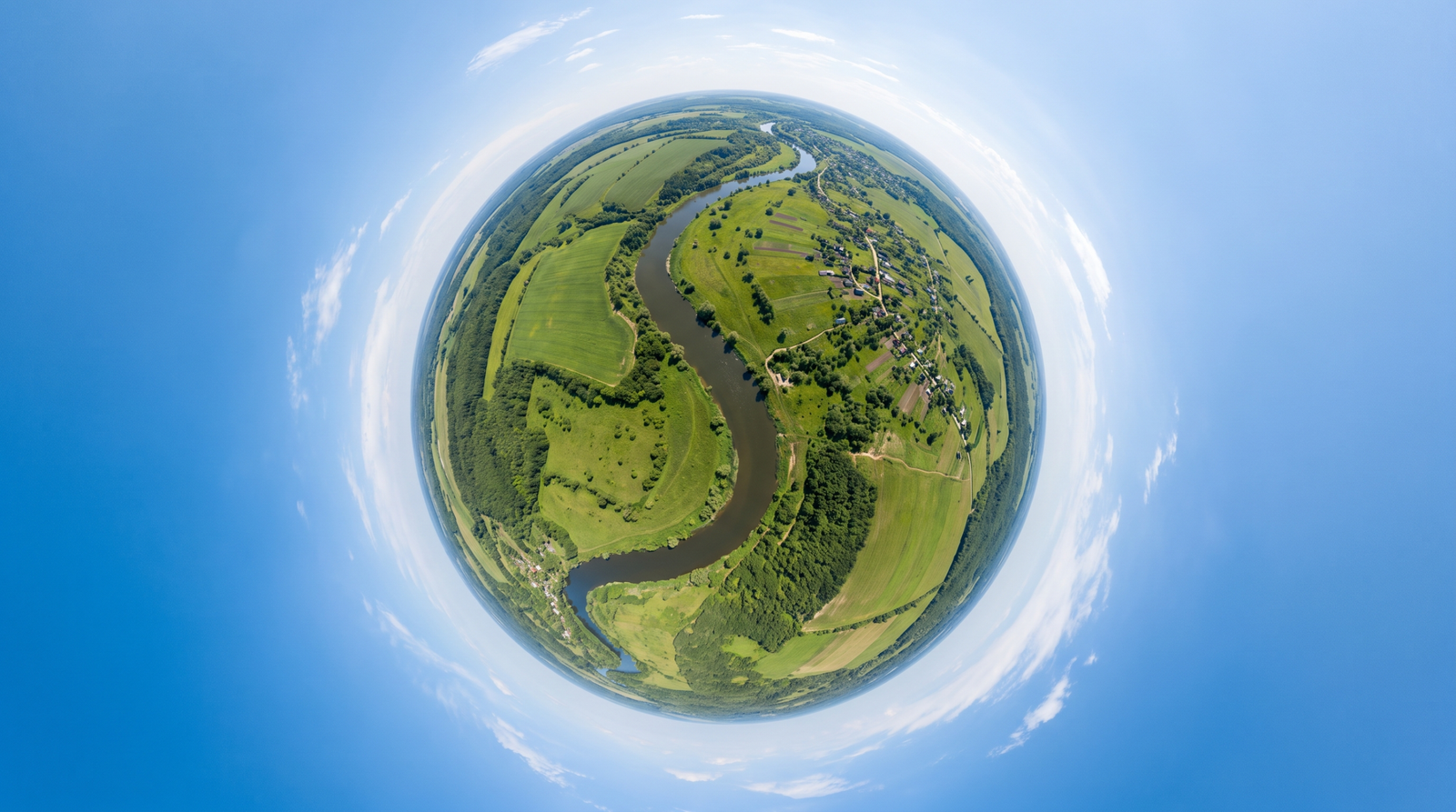 Foto com efeito little planet de uma paisagem verde com rio, horizonte dobrado em um pequeno planeta
