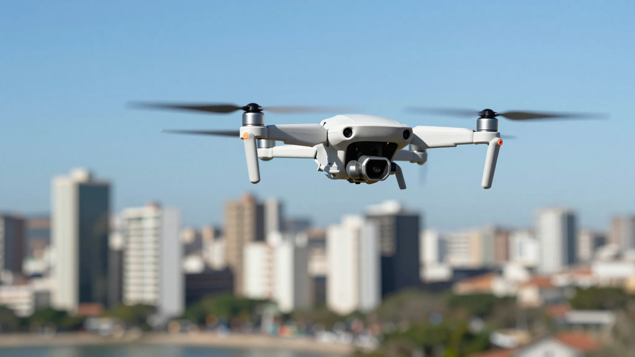 Drone compacto sub-250g voando sobre uma cidade litorânea brasileira