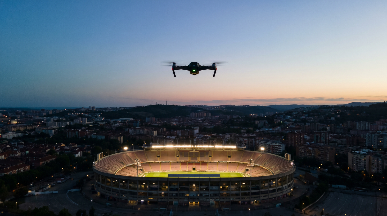 Drone filmando um estadio a distancia, sem publico, ao entardecer