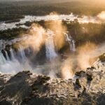 Vista aerea panoramica das Cataratas do Iguacu ao entardecer